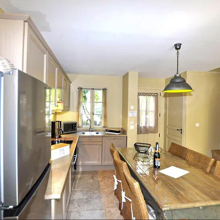 2 Bedroom Amazing In St-laurent-de-la-cabr *