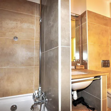 2 Bedroom Gorgeous In St-laurent-de-la-cabr بيت للعطل
