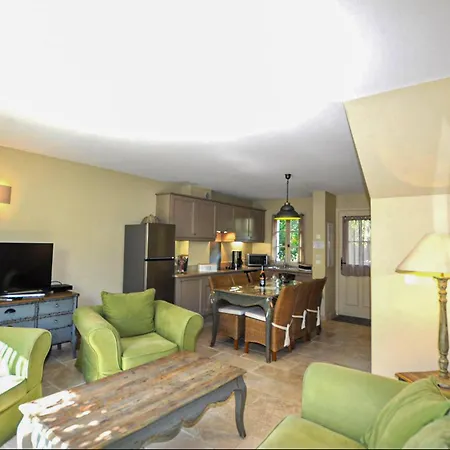 Casa vacanze 2 Bedroom Amazing In St-laurent-de-la-cabr