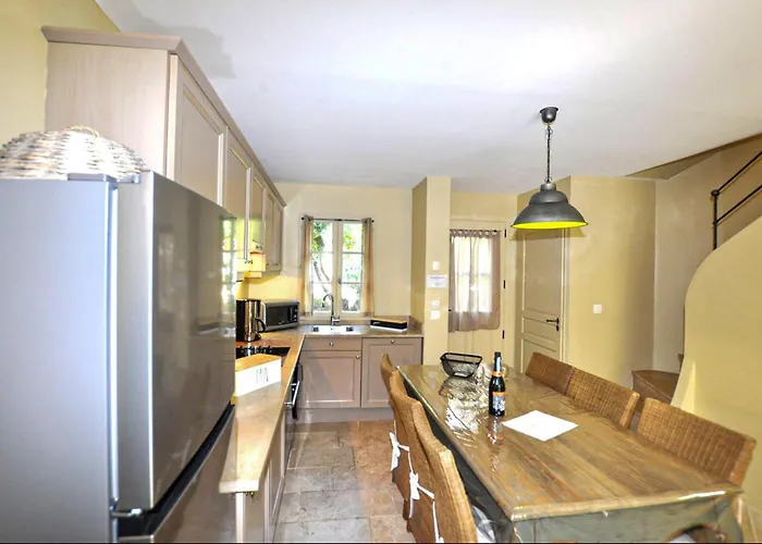 2 Bedroom Gorgeous In St-laurent-de-la-cabr *