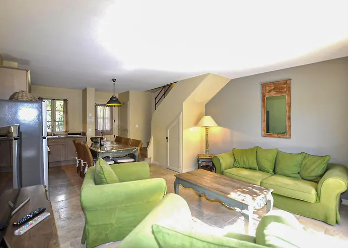 2 Bedroom Gorgeous In St-laurent-de-la-cabr *